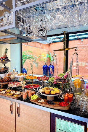 Daily buffet breakfast for a fee - Villa Troletti, hôtel particulier de luxe en provence  (L'Isle-sur-la-Sorgue)
