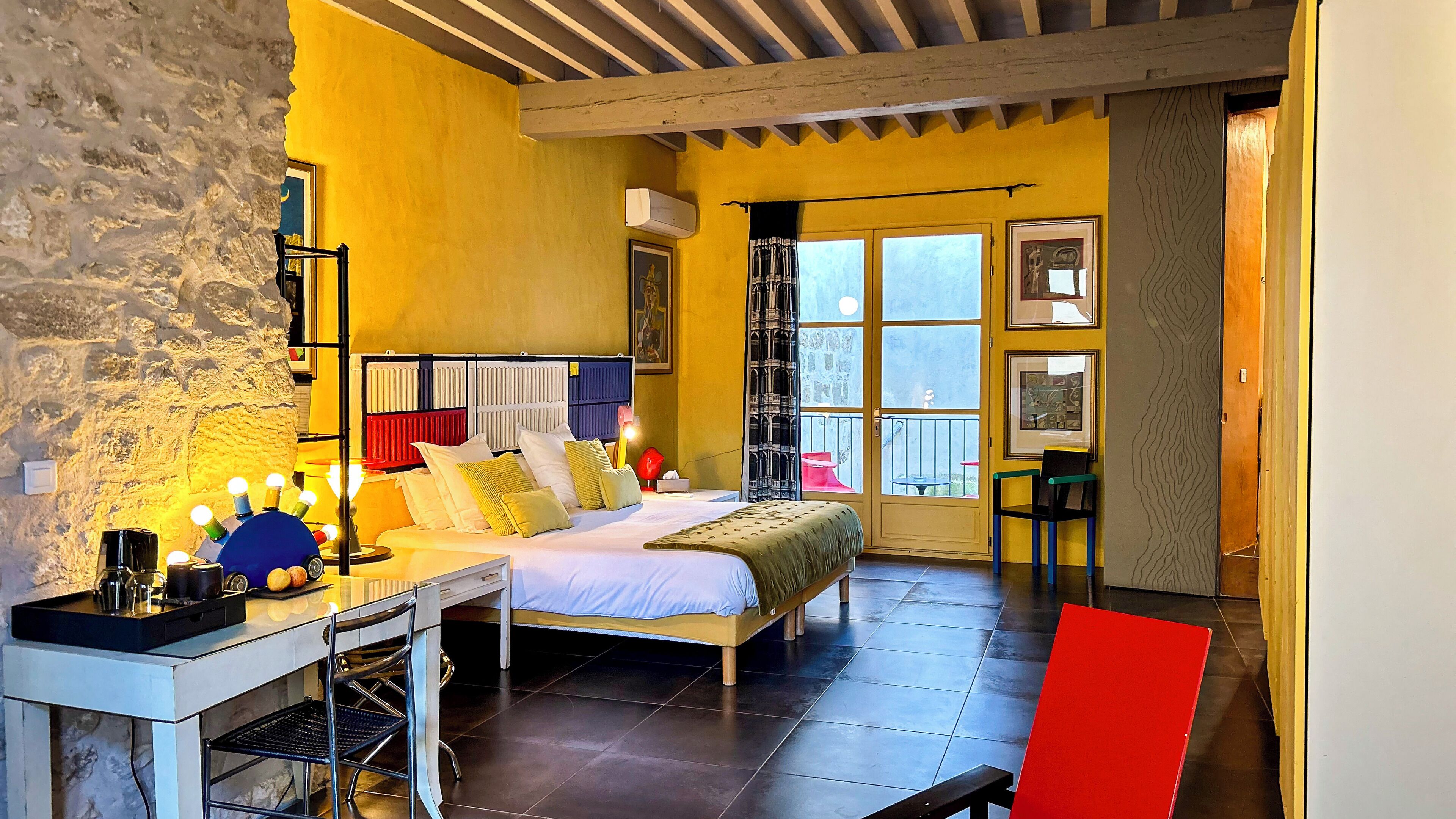 Sviitti | Ylelliset vuodevaatteet, tallelokero huoneessa