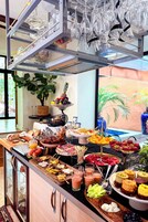 Desayuno buffet diario (EUR 27 por persona)