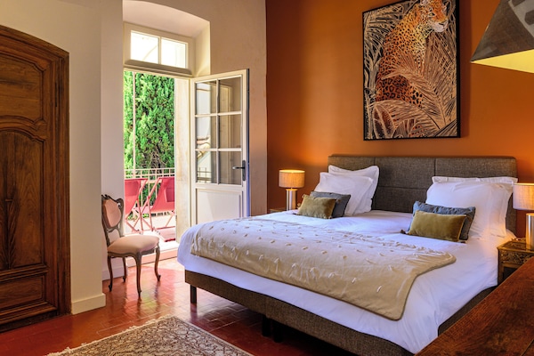 Lägenhet Deluxe | Sängtillbehör av högsta kvalitet och värdeförvaringsskåp på rummet