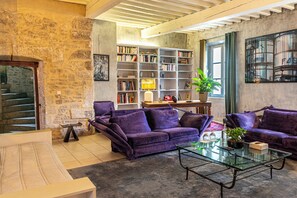 豪華套房 | 起居區 | 100-公分平面電視,提供數位頻道