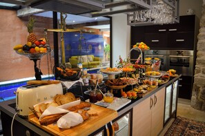 Se ofrece un desayuno bufé todos los días (por un coste adicional)