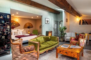 Literie de qualité, coffre-fort, décor unique, ameublement unique