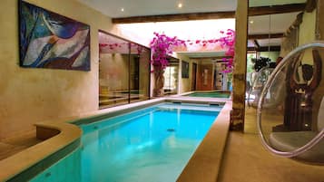 Inomhuspool och en sÀsongsöppen utomhuspool