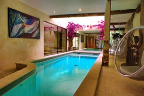 Piscine intérieure, piscine extérieure en saison