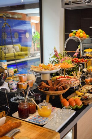 Daily buffet breakfast for a fee - Villa Troletti, hôtel particulier de luxe en provence  (L'Isle-sur-la-Sorgue)
