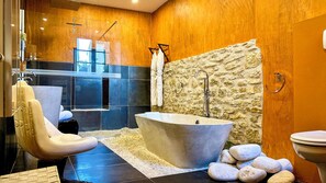 Suite | Salle de bain | Articles de toilette gratuits, sèche-cheveux, peignoirs, chaussons