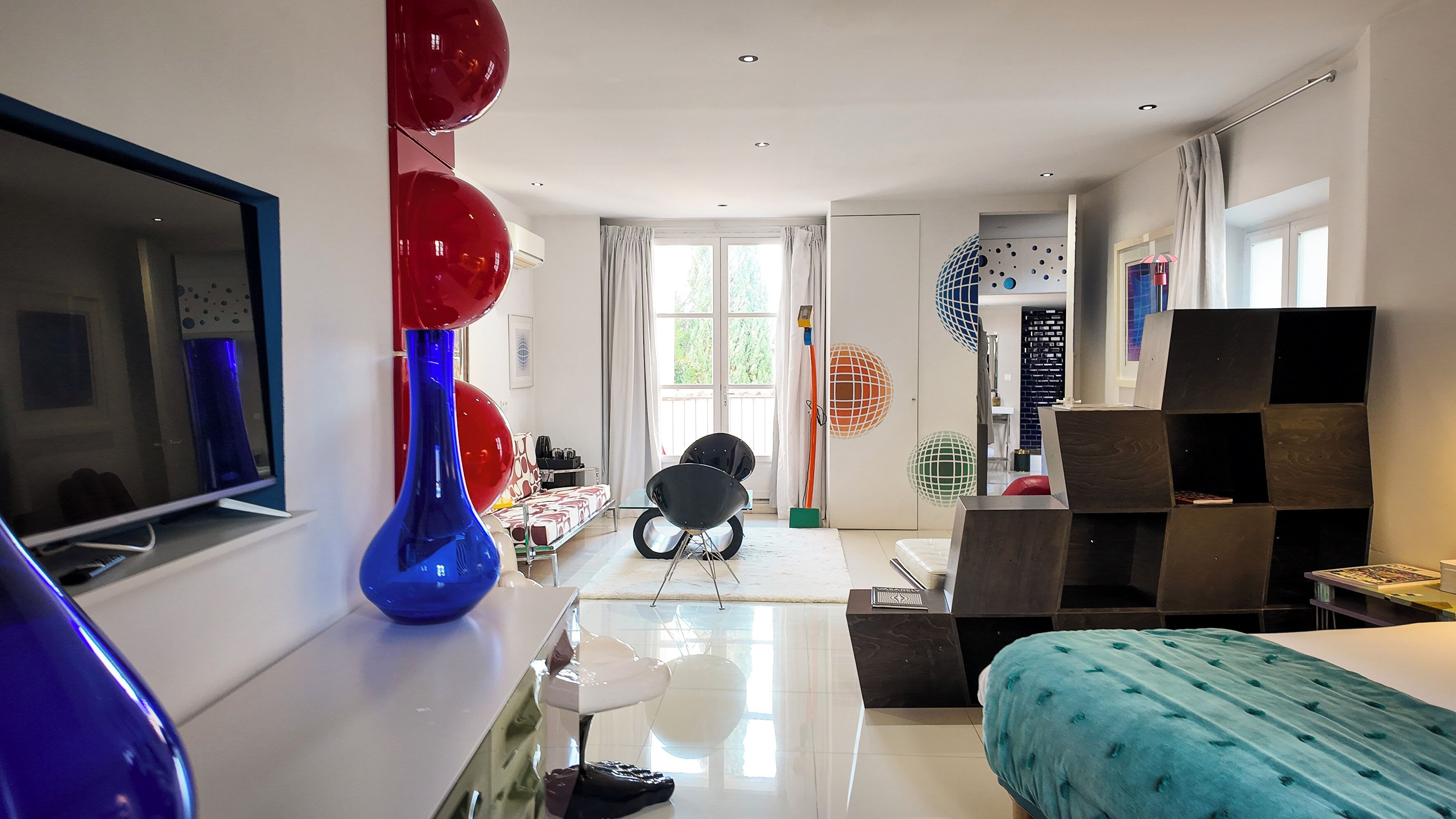 Exclusive-sviitti | Ylelliset vuodevaatteet, tallelokero huoneessa