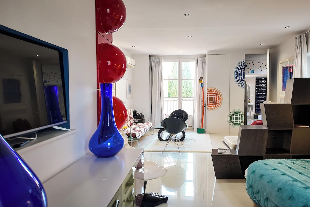 Exclusive-sviitti | Ylelliset vuodevaatteet, tallelokero huoneessa