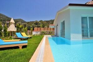 Outdoor pool, pool umbrellas, sun loungers - Villa Lilly (Fethiye)