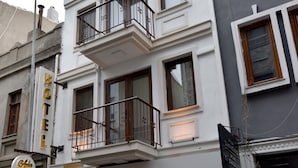 A hotel named "Ada Kale" with a modern facade, balconies, and large windows. - Ada Kale Pansiyon (Çanakkale)