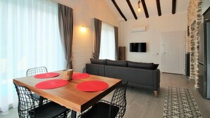 Villa | Spiseområde på rommet