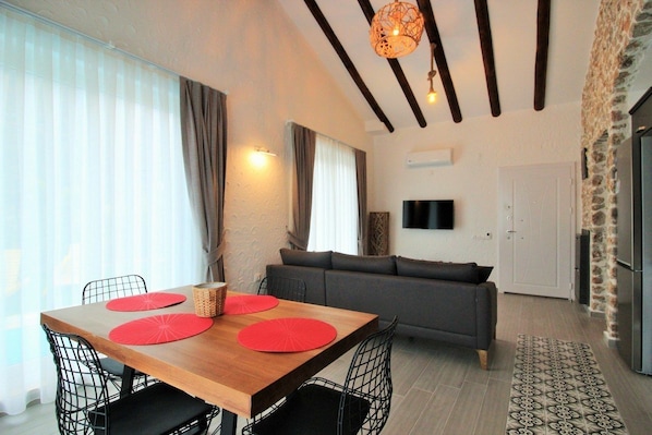 Villa | Essbereich im Zimmer