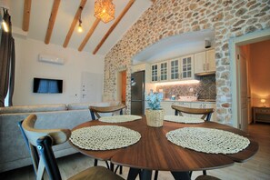 Villa | In-room dining