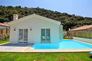 Vista frontal de la propiedad