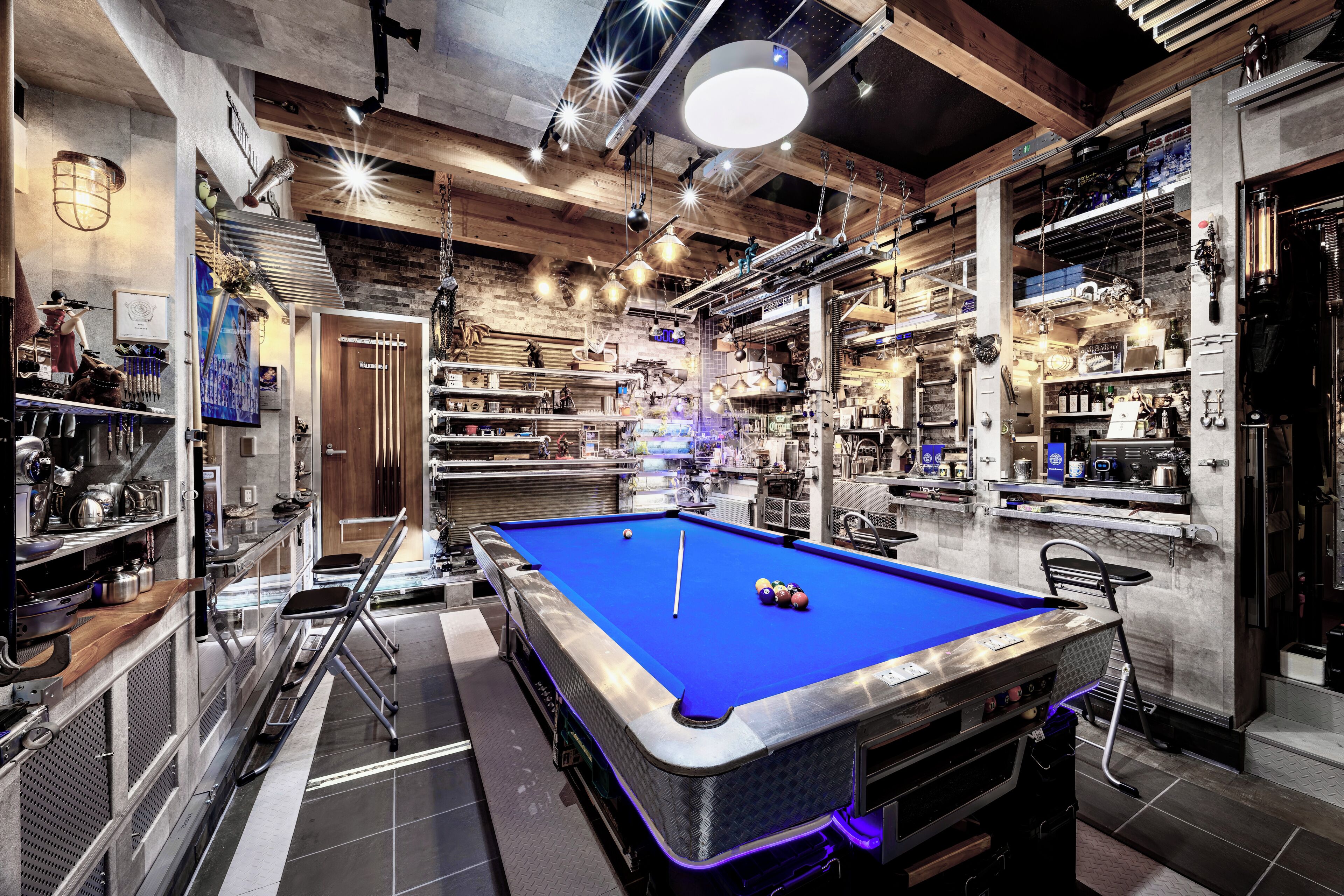 2 bars/lounges