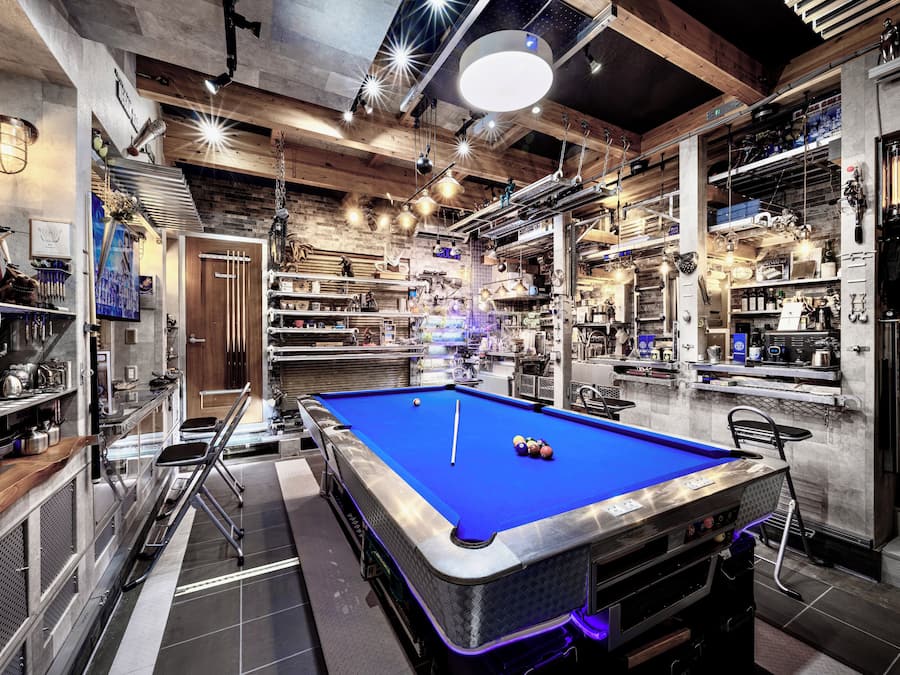 2 bars/lounges
