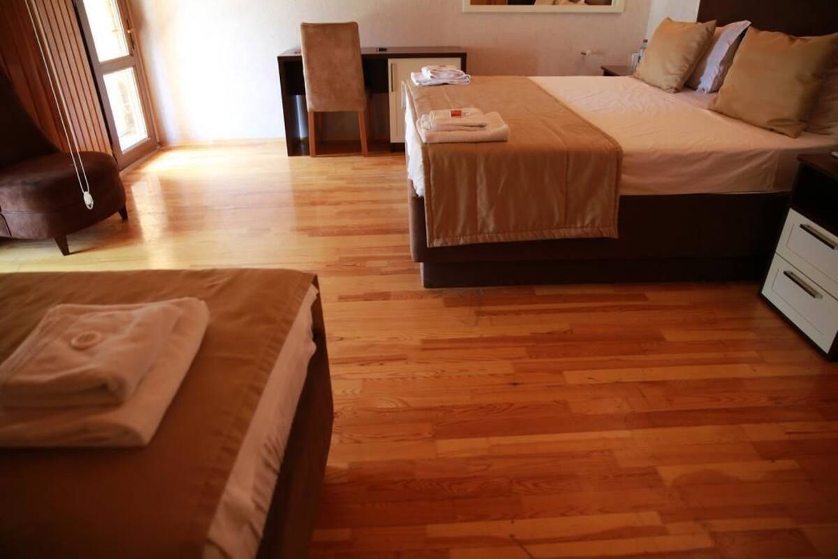 Habitación triple superior | Tabla de planchar con plancha, cunas gratuitas y wifi gratis 