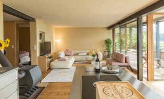 Apartamento luxo, 2 quartos, terraço | Área de estar | TV de tela plana