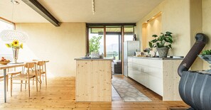 Apartament Deluxe, 2 dormitoris, terrassa | Zona de menjador de l'habitació