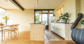 Apartamento luxo, 2 quartos, terraço | Opções para refeição no quarto