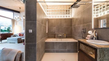 Penthouse (Zauberflöte) | Badezimmer | Badewanne und Dusche (separat), kostenlose Toilettenartikel