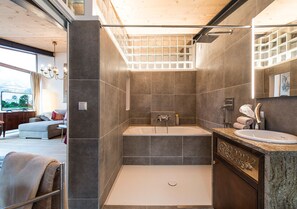Ático (Zauberflöte) | Baño | Bañera y ducha independientes y artículos de higiene personal gratuitos