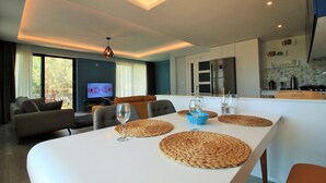 Vila | Makan di kamar