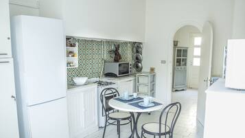 Vila clássica, 3 quartos, para não fumantes | Cozinha privada | Geladeira, micro-ondas, fogão, cooktop