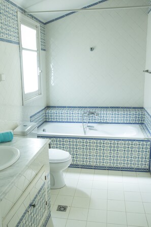 Classic Villa, 3 Bedrooms, Non Smoking | Bathroom
