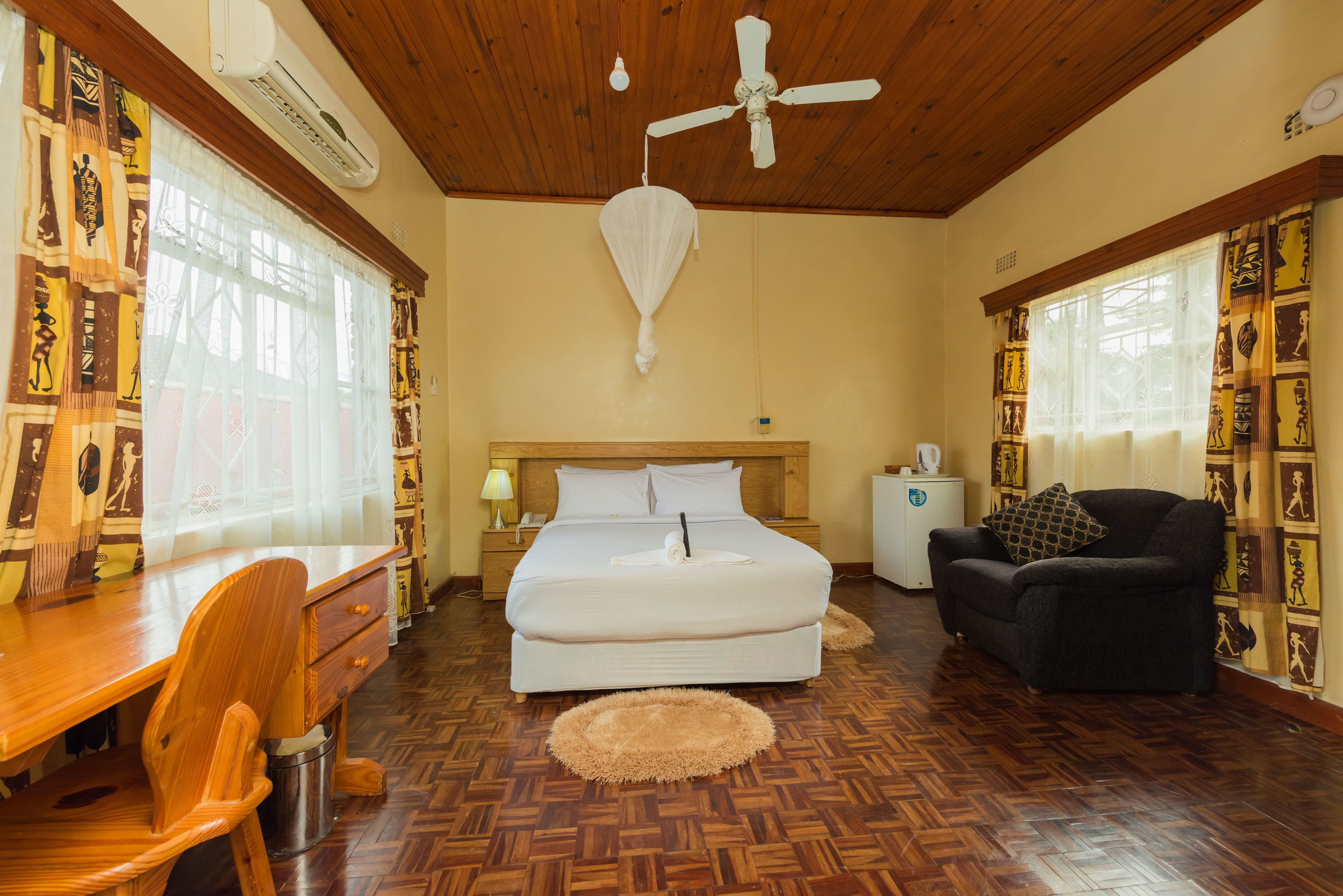 خزنة داخل الغرفة وطراز فريد لكل وحدة ومكتب وتجهيزات عازلة للصوت