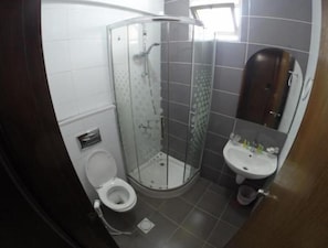 Chambre Simple Ăconomique, 1 grand lit, non-fumeurs, vue partielle sur l'ocĂ©an | Salle de bain | Serviettes fournies