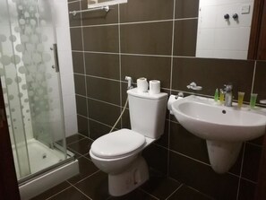 Chambre Ăconomique Double ou avec lits jumeaux, 1 trĂšs grand lit, non-fumeurs, vue ville | Salle de bain | Serviettes fournies