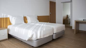 Escritorio, cortinas blackout, wifi gratis y ropa de cama