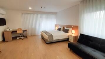 Bureau, rideaux occultants, Wi-Fi gratuit, draps fournis