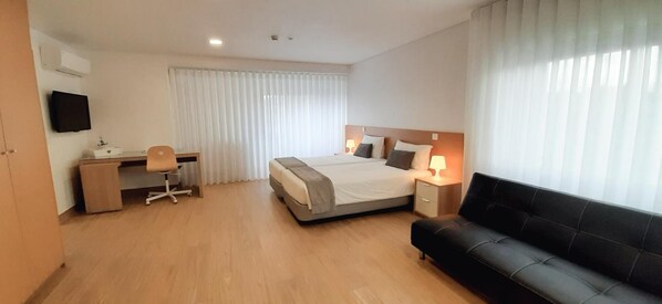 Bureau, rideaux occultants, Wi-Fi gratuit, draps fournis