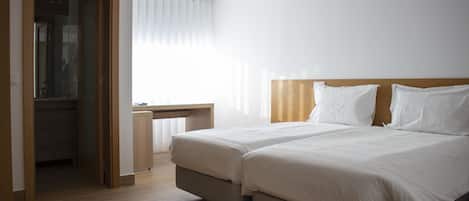 Phòng đôi | Bàn, màn/rèm cản sáng, truy cập Internet không dây miễn phí