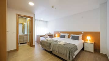 Escritorio, espacio para trabajar con un portátil, cortinas opacas