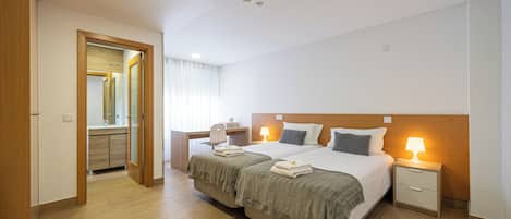 Escritorio, espacio para trabajar con laptop y cortinas blackout