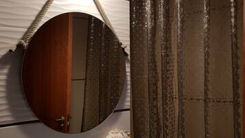 Appartement, 3 slaapkamers, balkon, uitzicht op park | Badkamer | Een diep bad, gratis toiletartikelen, een haardroger, een bidet