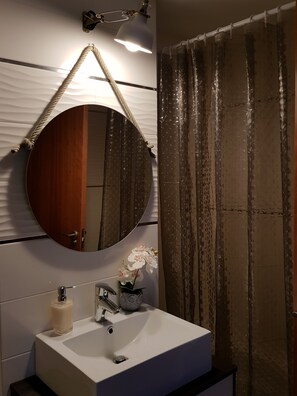 Apartment, 3 Bedrooms, Balcony, Park View | Bathroom | Deep soaking tub, free toiletries, hair dryer, bidet - River Park Valencia (Mislata)