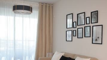 Apartamento, 3 habitaciones, balcón, vistas al parque | Sala de estar | Una televisión de plasma, Netflix, películas de pago