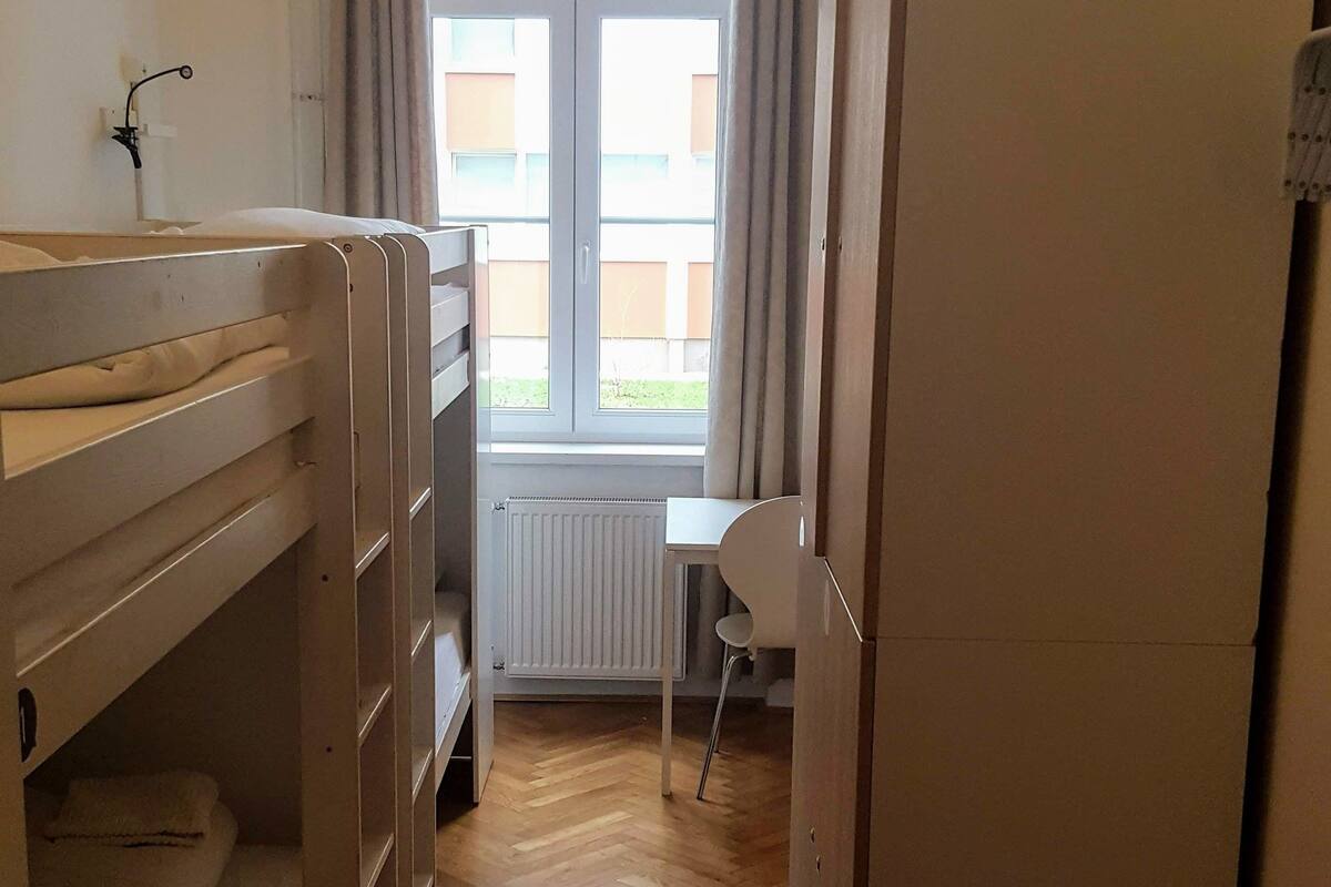 Vierbettzimmer | Bügeleisen/Bügelbrett, kostenloses WLAN