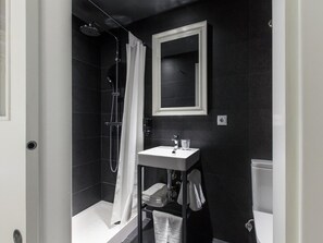 Shower, rainfall showerhead, free toiletries, towels - Ecozentric (Barcelona)