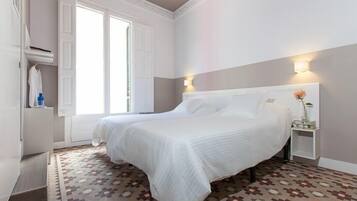 Habitación doble superior, balcón | Sistema de insonorización y tabla de planchar con plancha