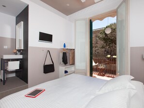 Sistema de insonorización y tabla de planchar con plancha 