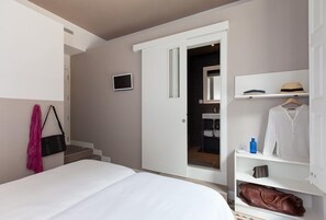 Superior Double Room, Balcony | Soundproofing, iron/ironing board, rollaway beds, free WiFi - Ecozentric (Barcelona)