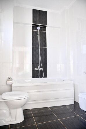 Villa - icke-rökare | Badrum | Badkar och dusch, bubbelbadkar och handdukar