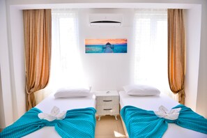 Villa, Nichtraucher | Individuell dekoriert, individuell eingerichtet, Schreibtisch