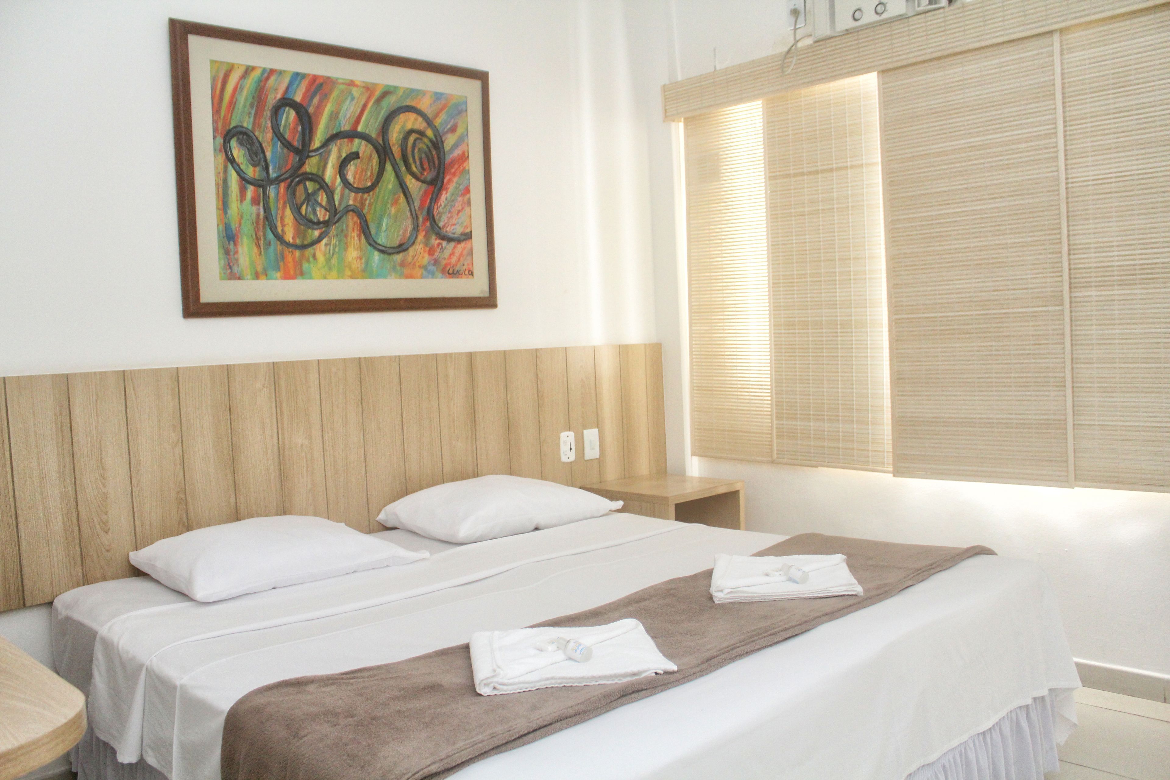 Luxe beddengoed, een minibar, een bureau, verduisterende gordijnen